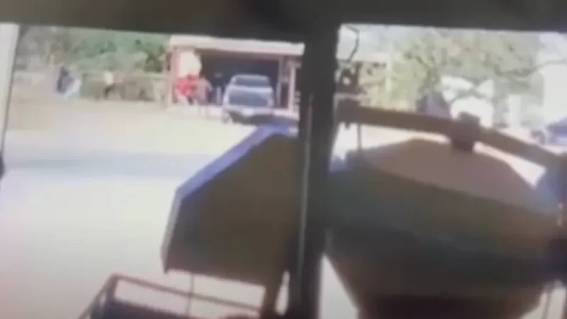 Mulher mata vizinha com tiros pelas costas após briga por lotes