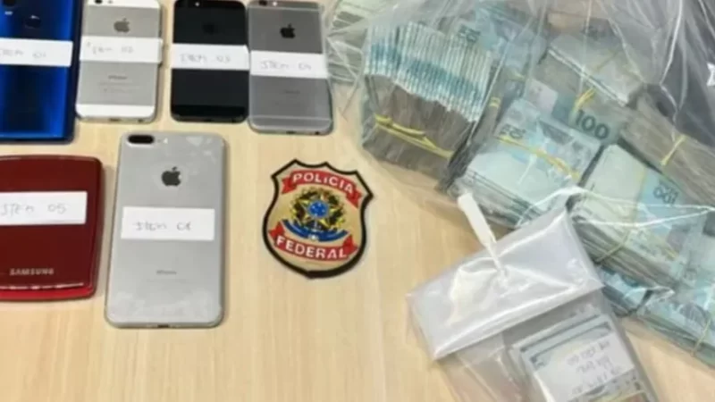 PF apreende R$ 200 mil em casa de ex-prefeito em Duque de Caxias