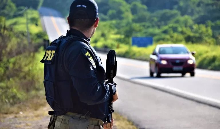 Após perseguição, PRF apreende veículo utilizado em roubo em Messias