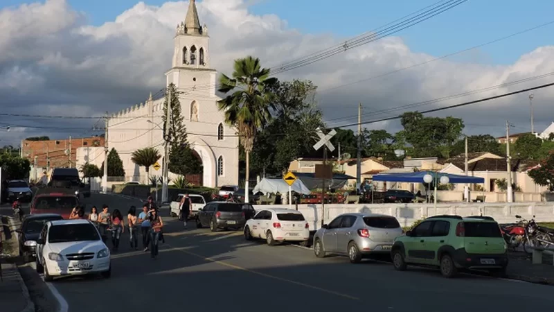 Após desentendimento homem é alvejado a tiros próximo à praça em Paulo Jacinto