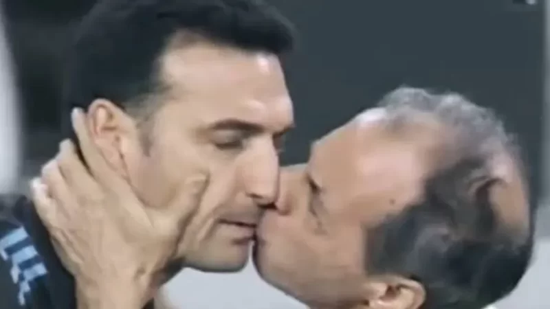 Técnico da Argentina é beijado por colega e brinca: ‘Não foi consentido’