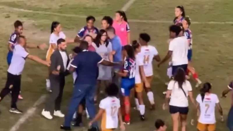 Técnico é preso no gramado após ofensa racial em jogo do Bahia