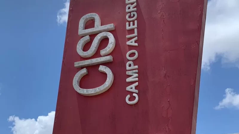 Homem é morto com mais de 40 facadas; faca foi encontrada cravada no peito