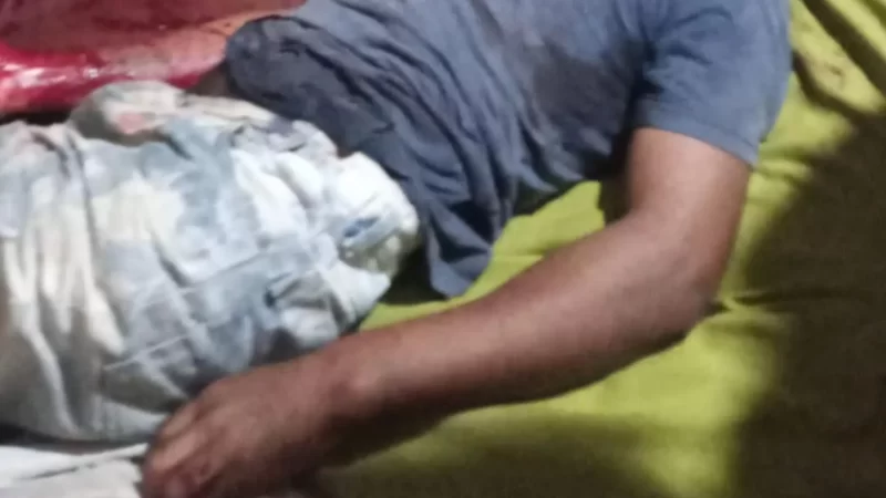 Pai acorda e flagra filho sendo esfaqueado na cama