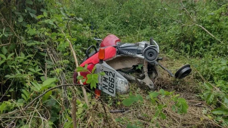 Moto encontrada sem peças abandonada em terreno baldio, em Arapiraca