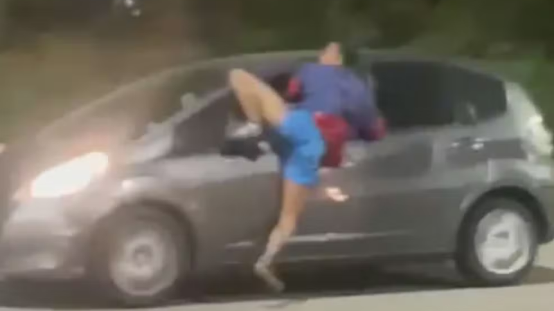 Motorista que acelerou carro com homem pendurado diz que seria assaltado com filha de 3 anos: ‘Fiz para proteger minha família’