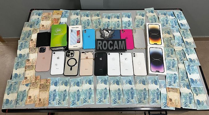 Após queixa de furto, oito iPhones são encontrados dentro da caixa de descarga em banheiro de casa