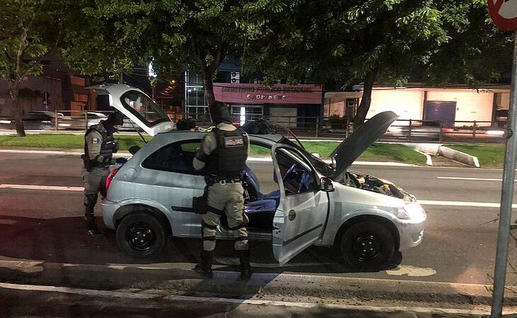 Motorista e passageiro de carro são presos com arma e cervejas na Fernandes Lima; peruca foi apreendida