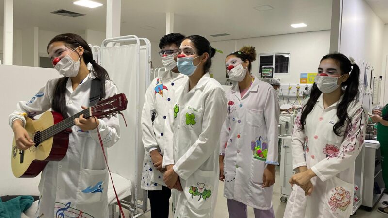 Hospital da Criança de Alagoas recebe visitas semanais dos palhaços do Sorriso de Plantão