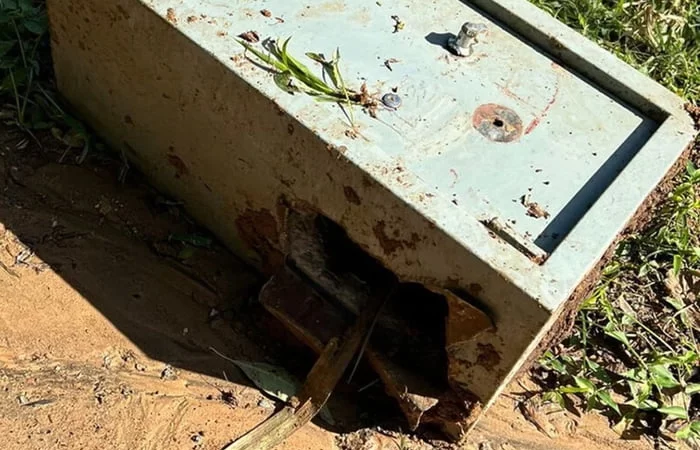 Ladrão usa carrinho de mão para fugir com cofre