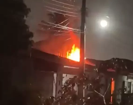 Após suspeitar de traição, marido incendeia casa com esposa e os dois filhos