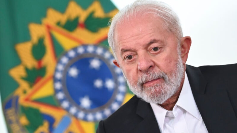 Lula sanciona política de bolsas para alunos de universidades federais