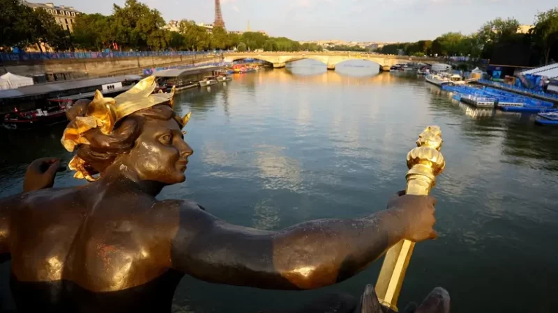 Triatlo masculino é adiado no Rio Sena devido à poluição
