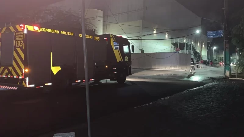 Mulher é levada a hospital após incêndio em prédio na Jatiúca