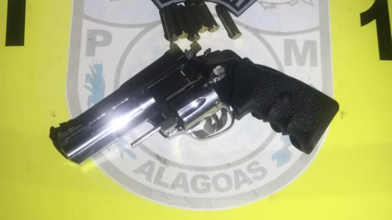 Homem é preso por porte ilegal de arma de fogo ao ser flagrado com arma e munições, em Junqueiro