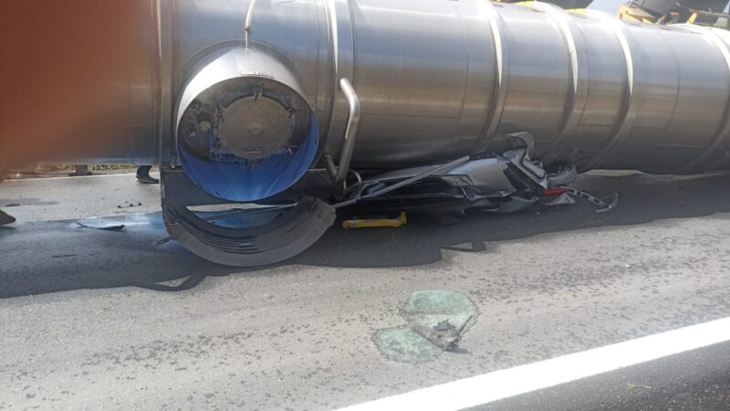 Condutora morre após carreta tombar sobre veículo em Flexeiras