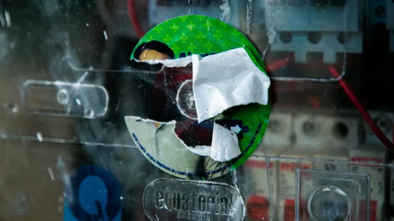 Adesivação política em postes e medidores de energia acarreta multa de até R$ 8 mil