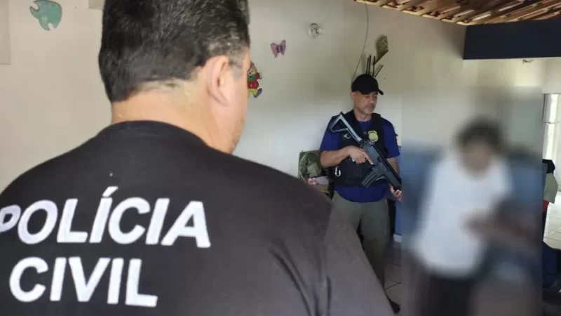 Vigilante é preso por estuprar filha e amiga dela, e confessa que colocava crianças para verem filmes de sexo