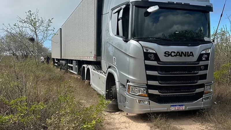 Polícia resgata caminhoneiro feito refém durante assalto no Sertão de Alagoas