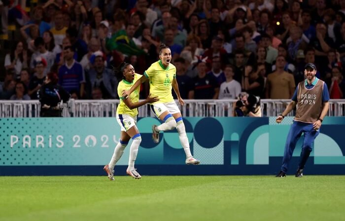 Sem Marta, Brasil elimina a França e avança para a semifinal em Paris