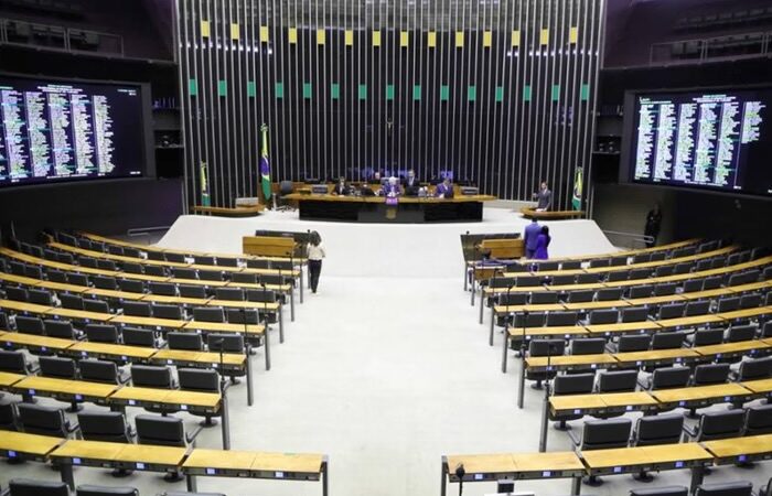 Quem são os cinco deputados que mais gastaram com viagens neste ano