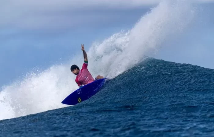Gabriel Medina sofre com falta de ondas e vai disputar o bronze