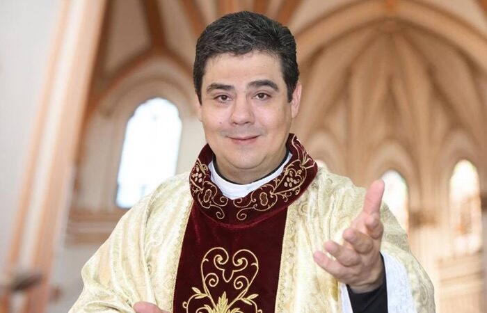 Após escândalo, padre Robson cria nova associação para receber doações