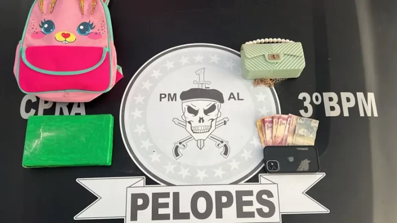 Acompanhada de criança em van, mulher é presa com cocaína dentro de mochila