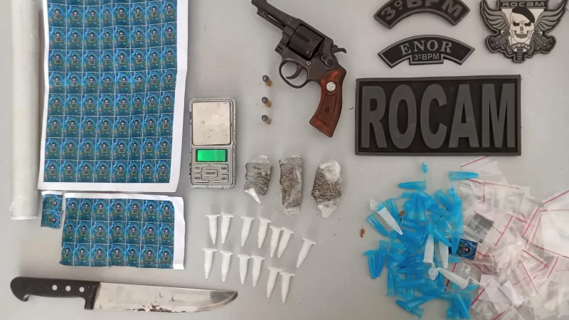 Jovem tenta fugir da PM, mas acaba preso com arma e drogas