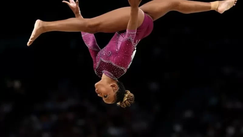 Olimpíadas: Rebeca Andrade supera Biles na trave, mas fica sem medalha
