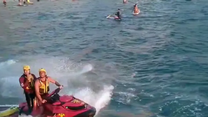 Ventania arrasta 100 banhistas contra pedras em Copacabana
