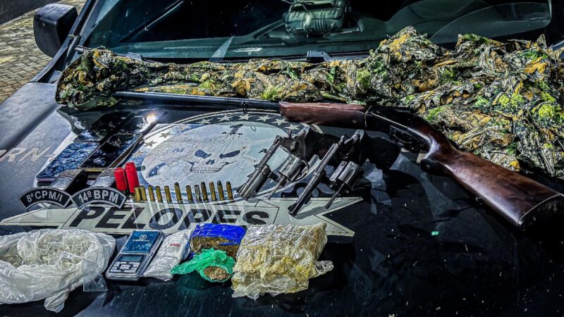 Após ser recebida a tiros, PM apreende cinco armas de fogo e materiais ilícitos em Porto de Pedras