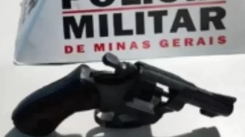 Criança de 7 anos leva arma para a escola e pai é preso em flagrante