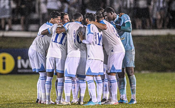 CSA anuncia renovação com mais um titular e confirma saída de jogador