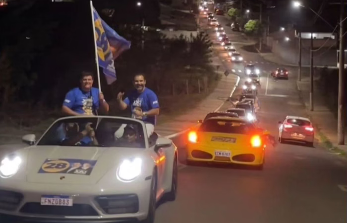 Candidato mais rico do Brasil faz carreata com helicóptero e Porsche