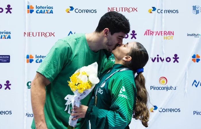 Casal de atletas brasileiros noiva em meio às Olimpíadas de Paris