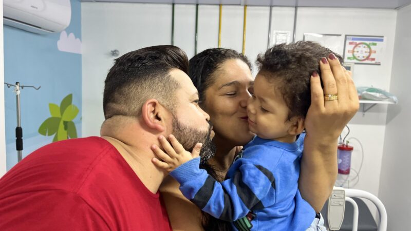 HGE salva a vida de criança de 1 ano e família retorna à unidade hospitalar para agradecer aos servidores