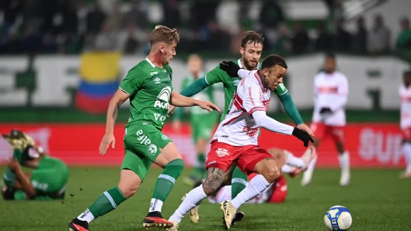 CRB empata sem gols com a Chapecoense, sobe uma posição, mas fica a 3 pontos do Z4