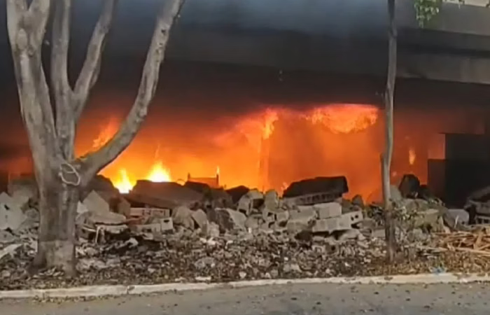 Incêndio atinge terreno embaixo de viaduto no centro de São Paulo