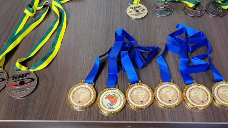 Estudantes recebem medalha da Olimpíada Brasileira de Física das Escolas Públicas