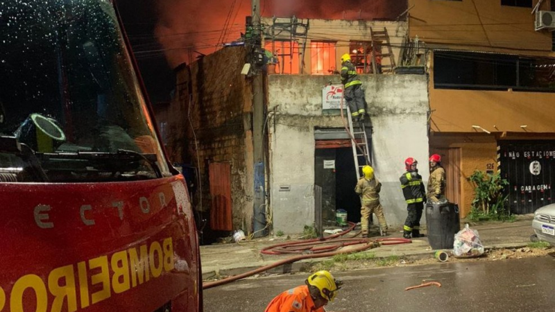 Motocicleta é atingida por princípio de incêndio dentro de oficina em AL
