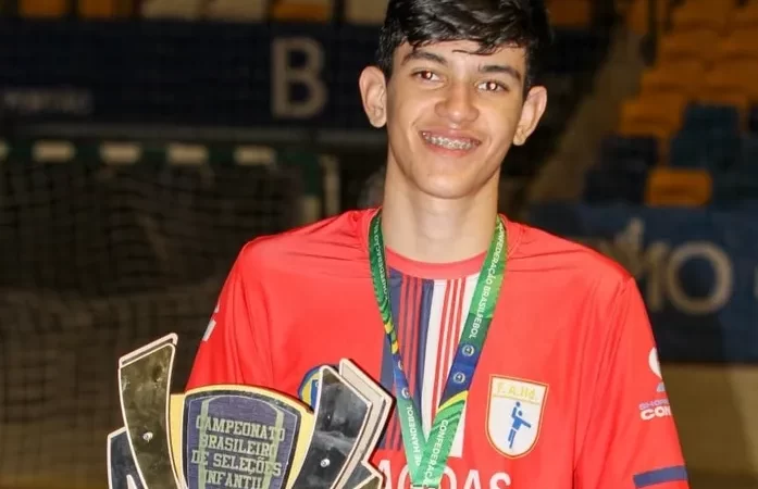 Alagoano de 13 anos faz campanha na busca de grana para defender o Brasil no Sul-Americano de Handebol em Assunção
