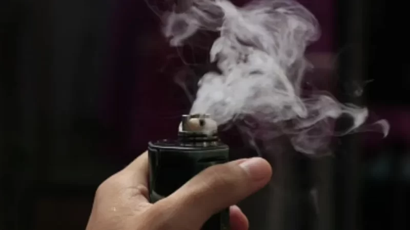 Adolescente de 16 anos sofre colapso pulmonar por uso de vape