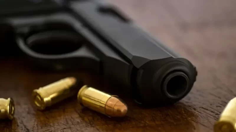 Adolescente toma tiro acidental ao manusear arma do pai de um amigo