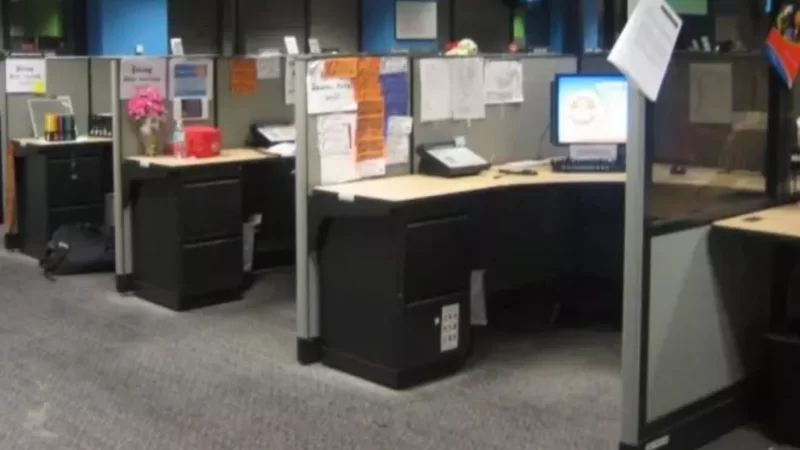 Mulher morre sentada na cadeira do escritório e os colegas só percebem cinco dias depois