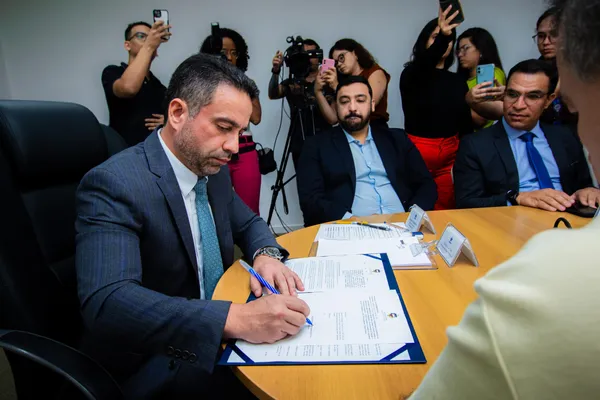 Beneficiando 15 mil profissionais, Paulo Dantas sanciona lei dos precatórios do Fundef