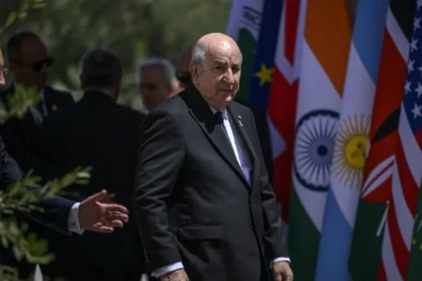 Presidente da Argélia é reeleito com 95% dos votos e contesta vitória