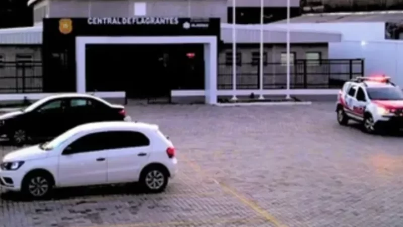 Mulher é presa após deixar filhos sozinhos em casa; pai das crianças procurou a polícia