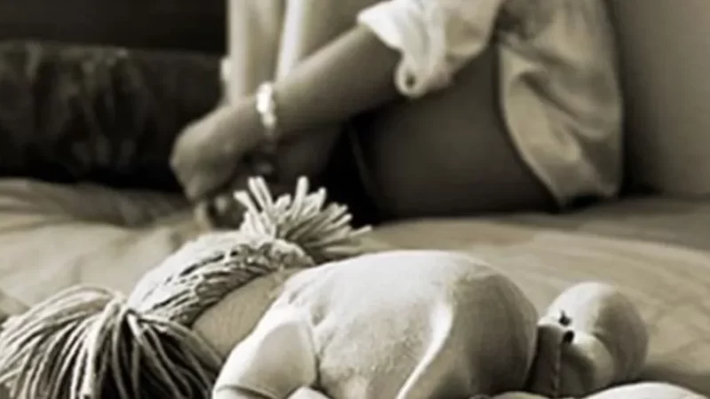 Mãe é denunciada por morte da filha ao evitar médicos devido à religião