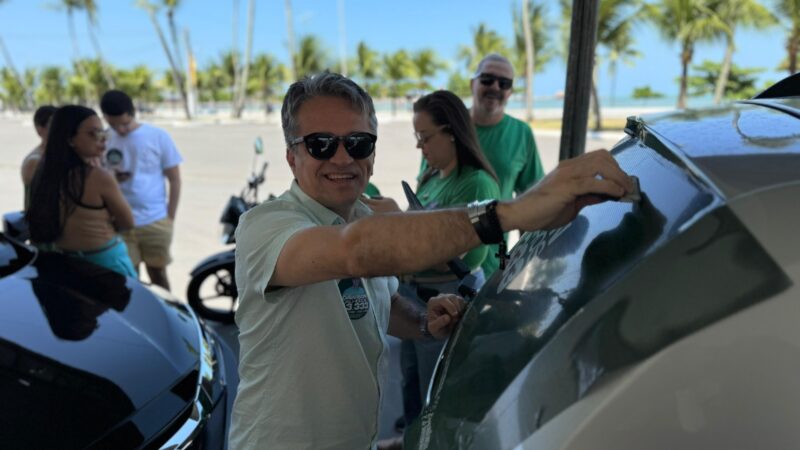 Candidato a vereador ganha força nas ruas com adesivaço, visitas e panfletagem